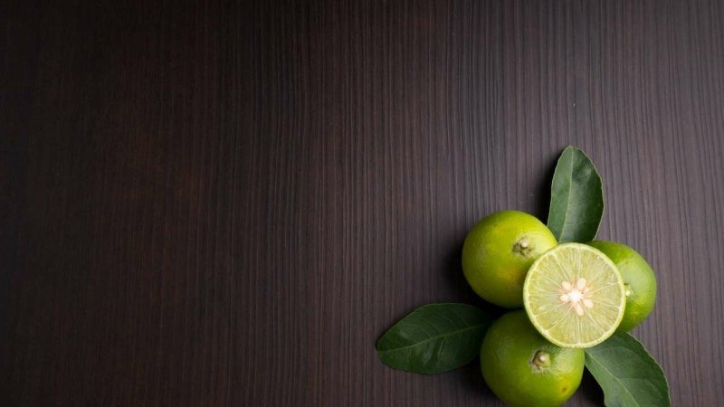 Фрукты на черном фоне