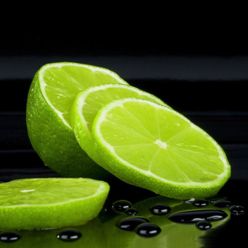 Лайм на черном фоне