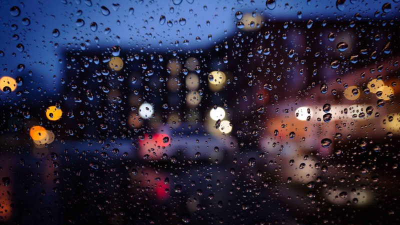 Капли на стекле