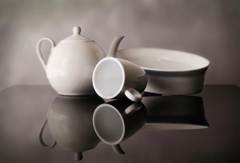 Натюрморт с глиняной посудой