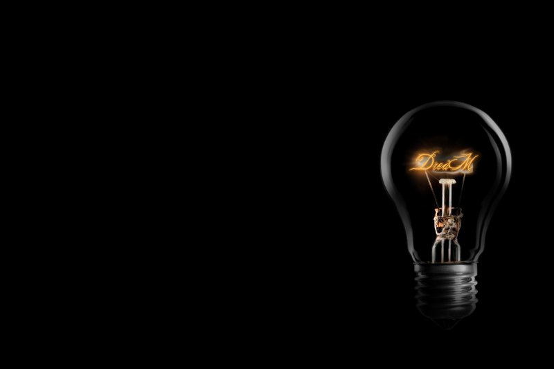 Лампочка на черном фоне э=