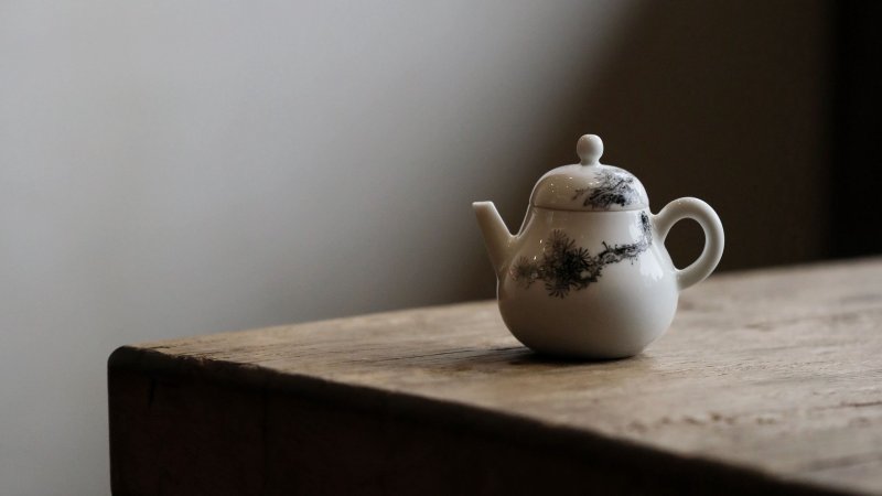 Чайник на столе