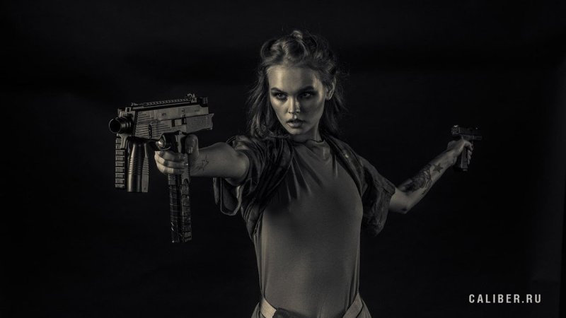 Девушка с оружием