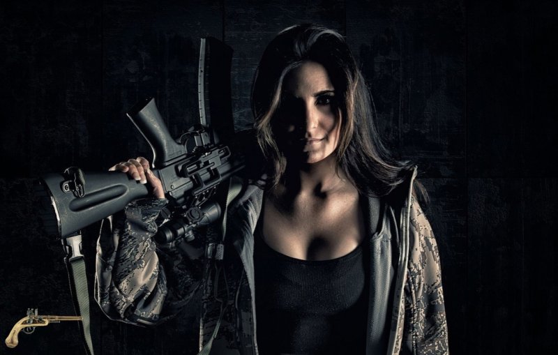 Девушка с автоматом