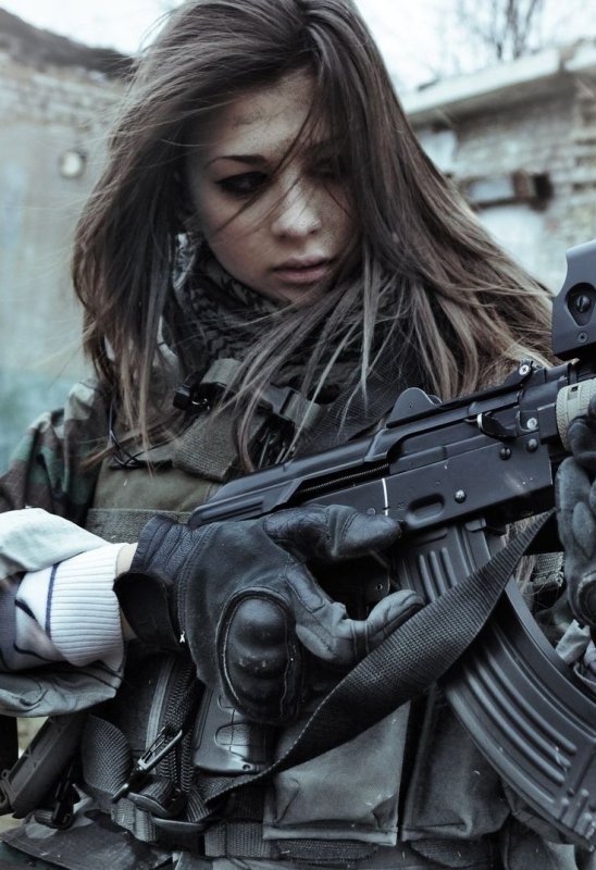 Девушка с автоматом