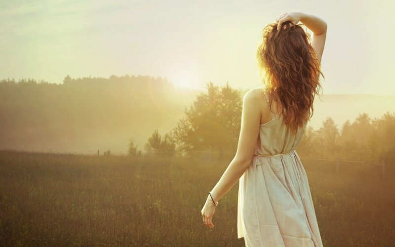 Красивая женщина со спины