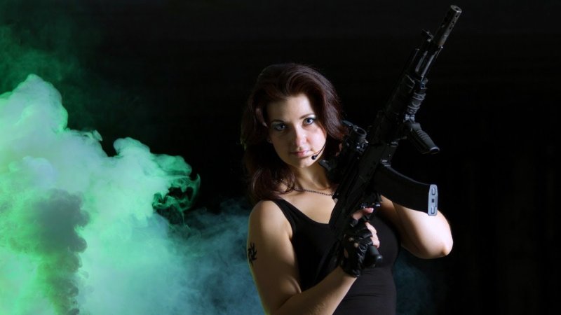 Обои девушки с оружием