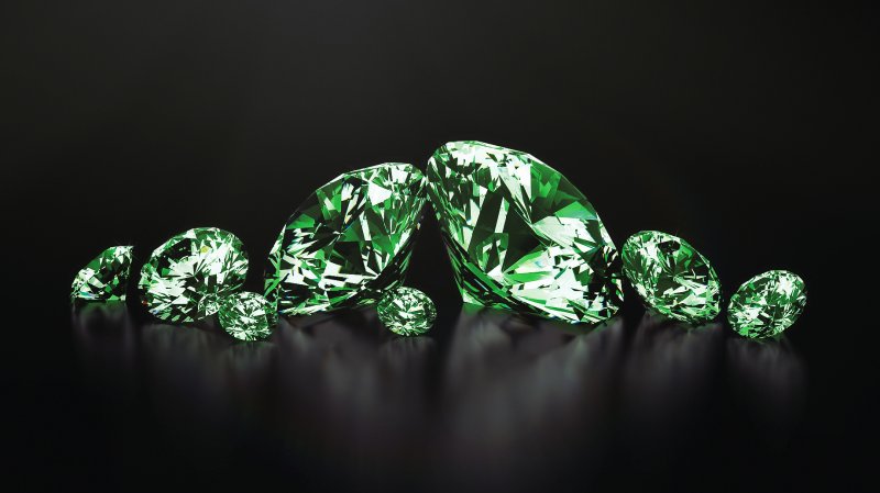 Изумруд на черном фоне