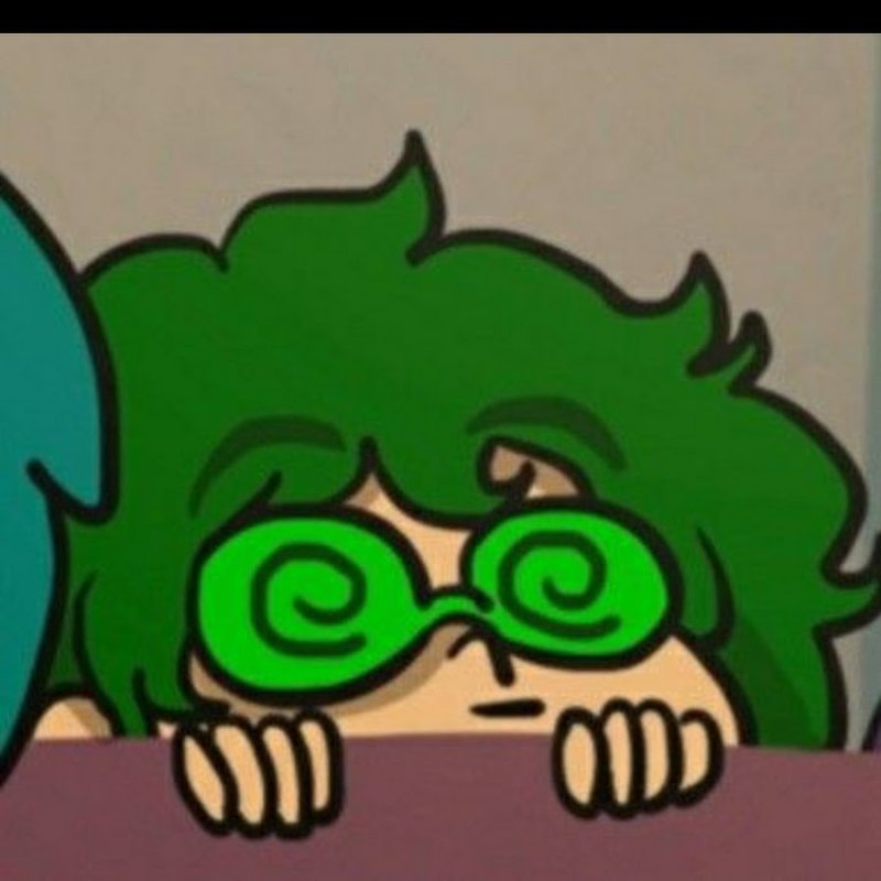 Вару выглядывает из за дивана