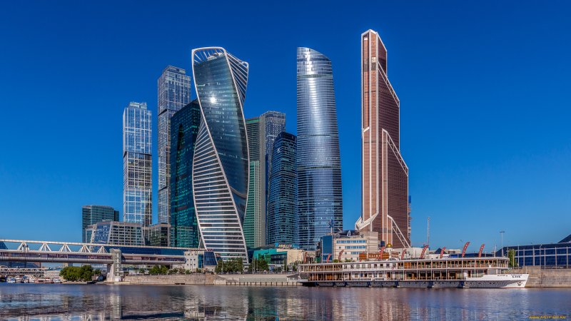 Москоу - Сити, небоскребы, река.