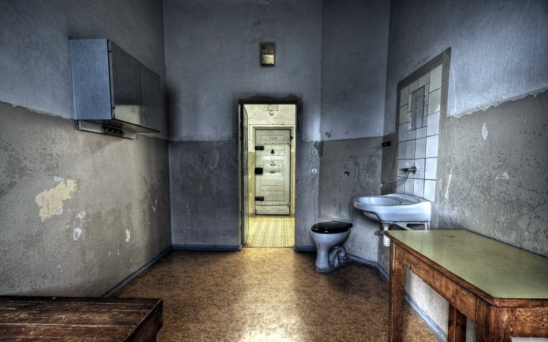 Тюремная комната