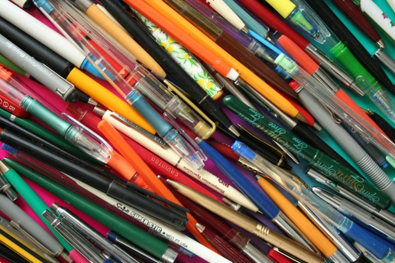 Куча шариковых ручек