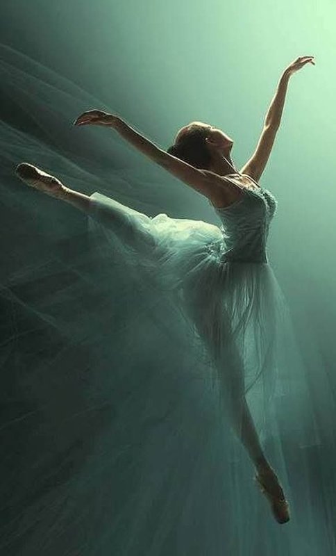Балерина танцует
