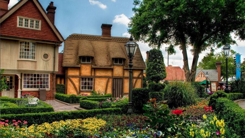 Красивый домик с садом