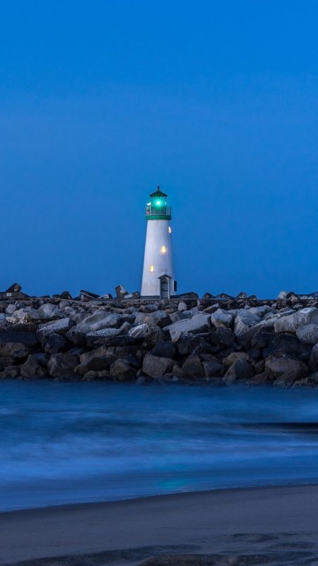 Маяк в море