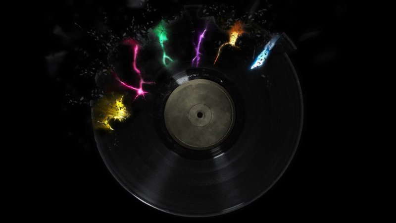 Пластинка на черном фоне