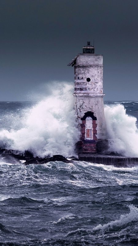 Маяк в шторм