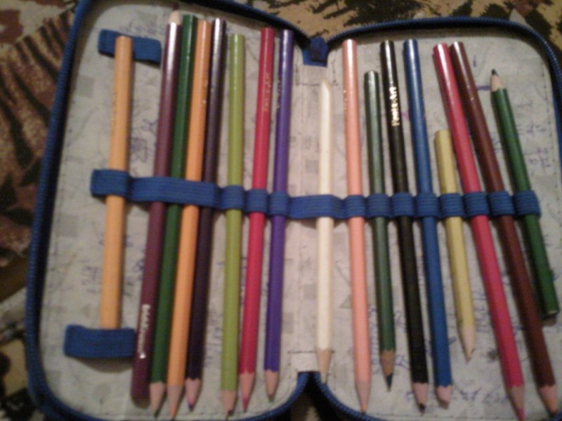 Карандаши внутри пенала