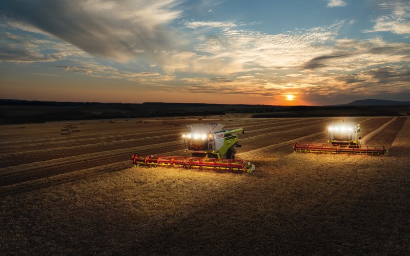 Комбайн в поле