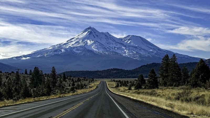 Горы с дорогой