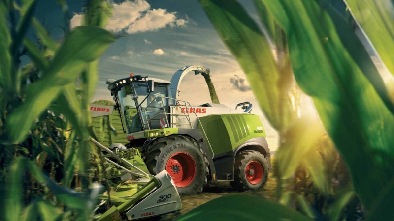 Трактор CLAAS В поле