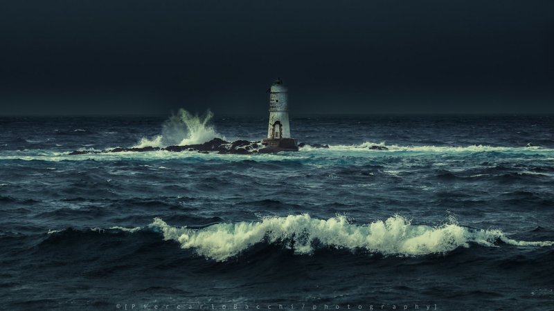 Маяк в шторм