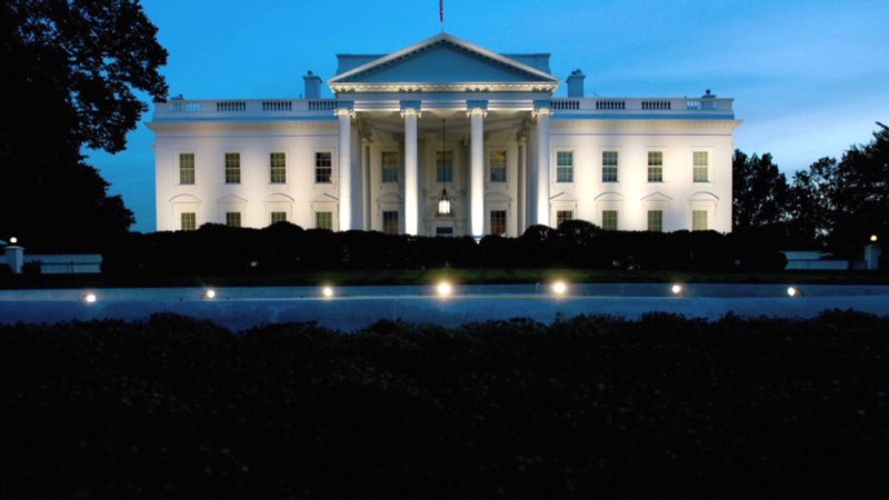 Белый дом вечером