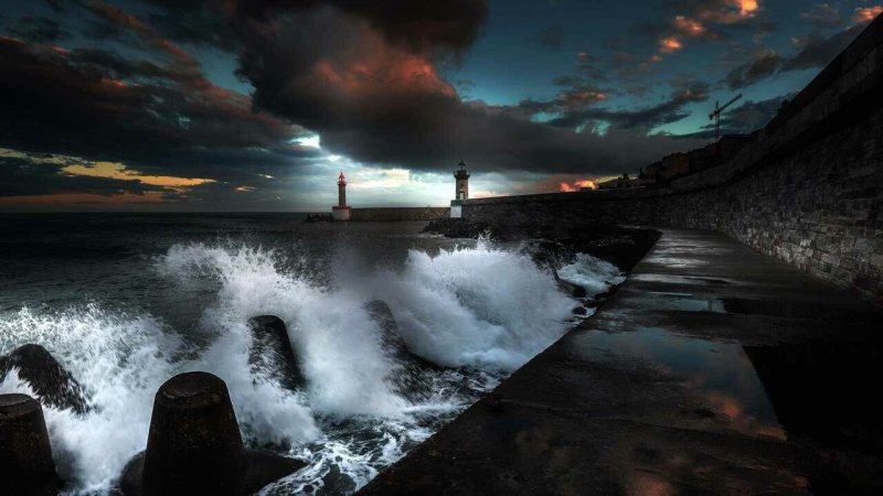 Маяк в шторм