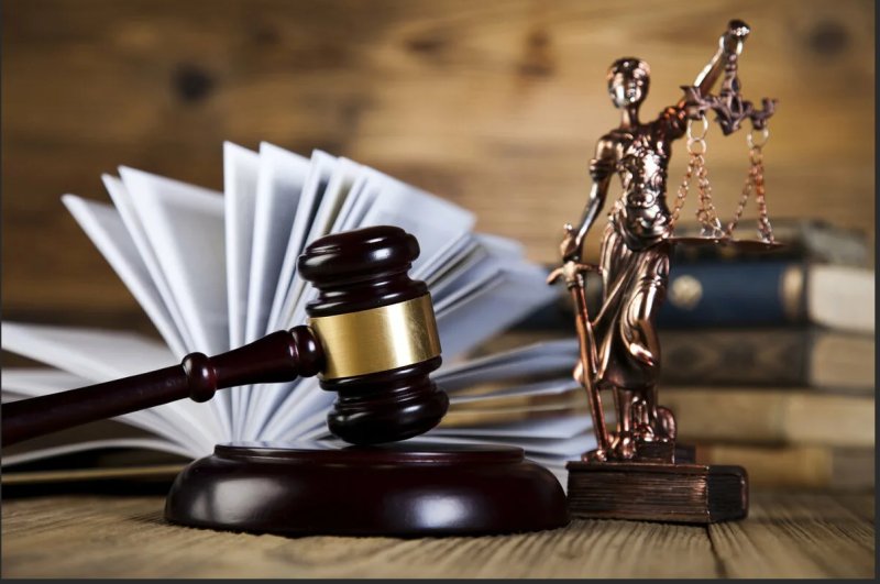 Судебный молоток и Фемида