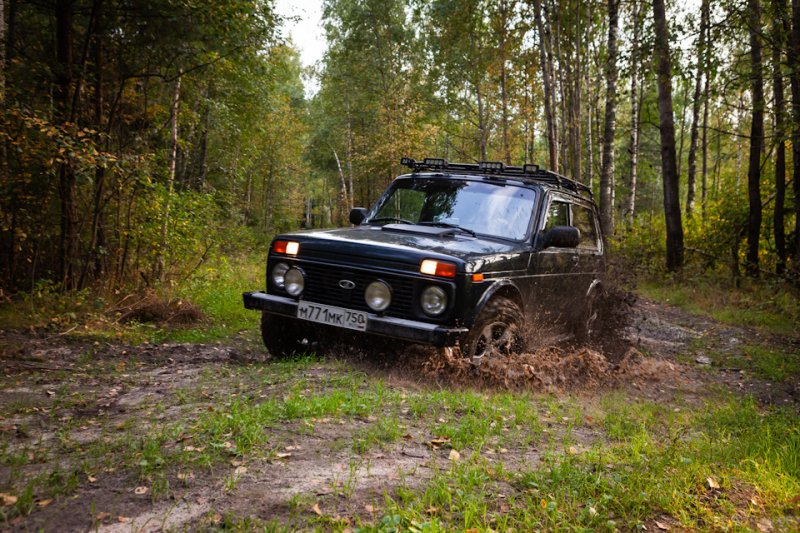 ВАЗ 2121 Нива в лесу