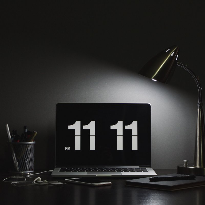 Рабочий стол с ноутбуком