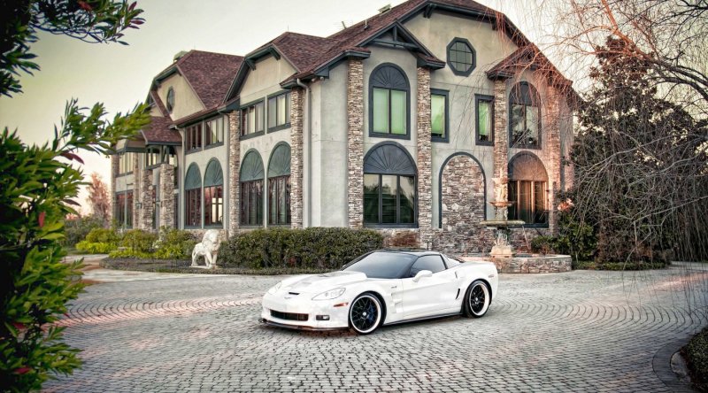 Красивый дом с машиной