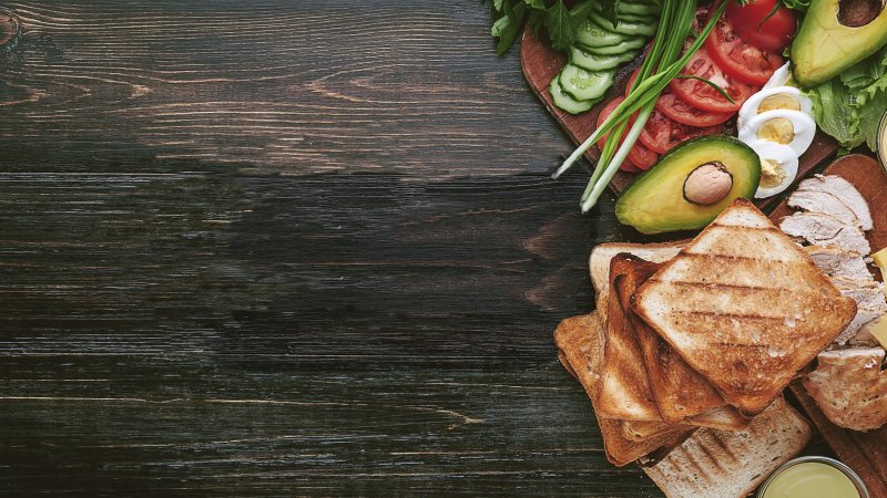 Еда на деревянном фоне