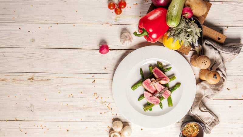 Еда на деревянном столе вид сверху