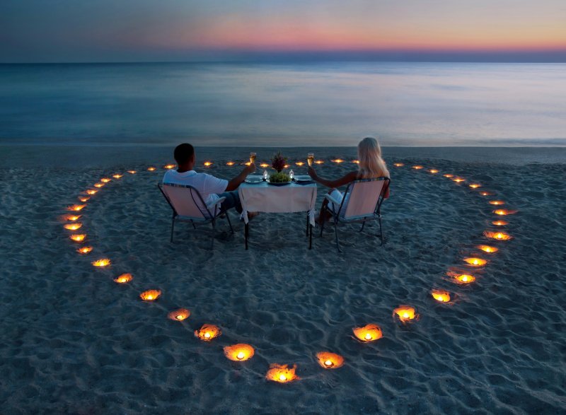 Романтический ужин на берегу моря