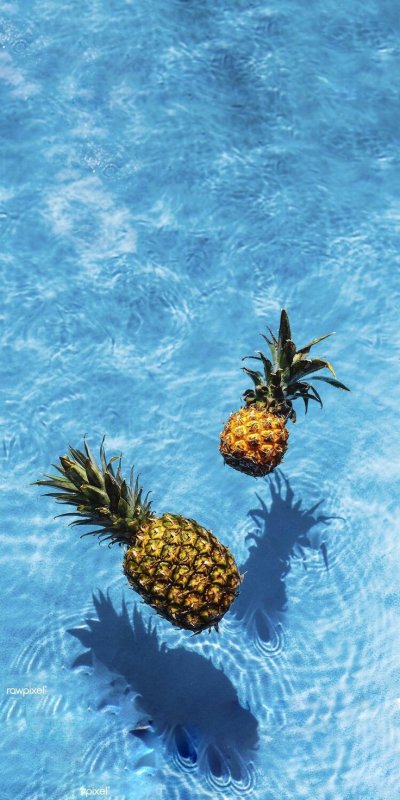 Ананас в бассейне