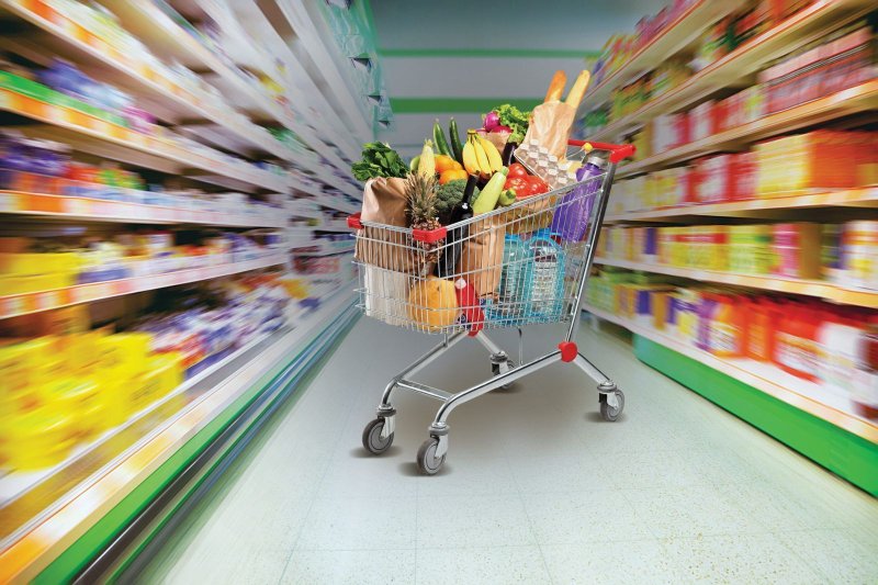 Продуктовая тележка в магазине