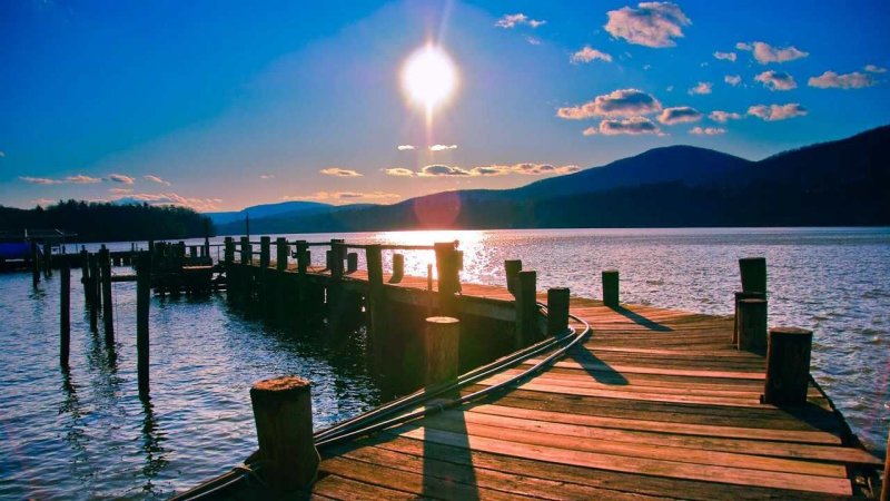 Пирс на озере