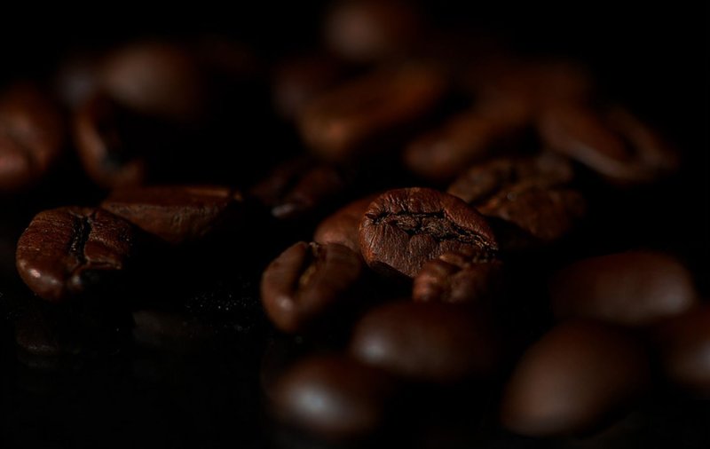 Кофе на темном фоне