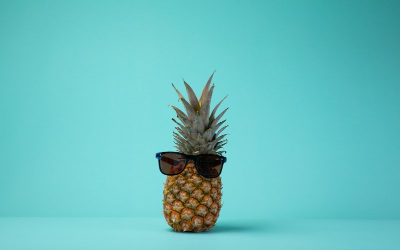 Ананас на столе