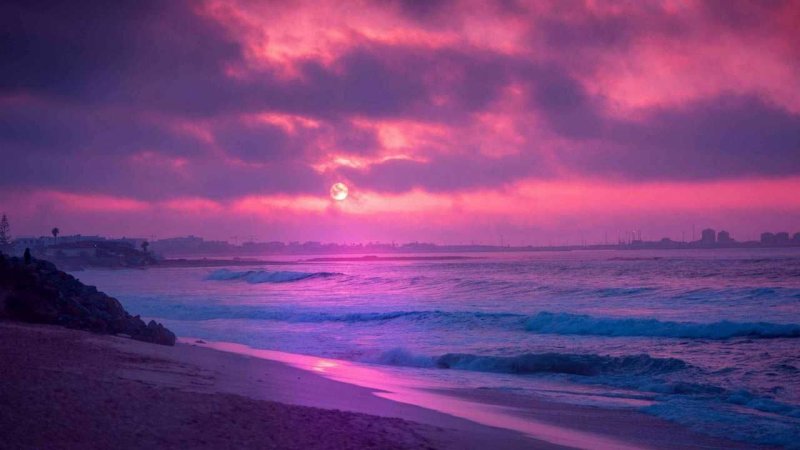 Розовый закат на море