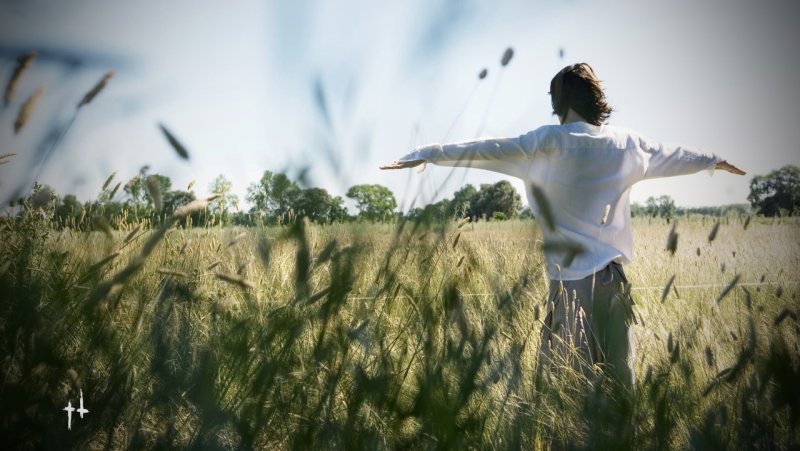 Человек на фоне природы