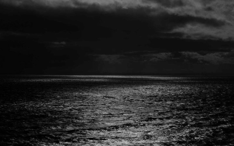 Море в темных тонах
