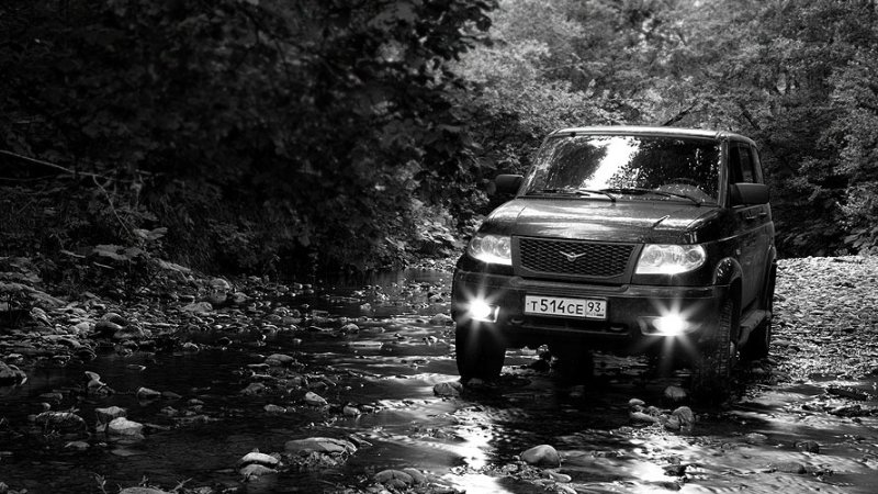 УАЗ Патриот на черном фоне