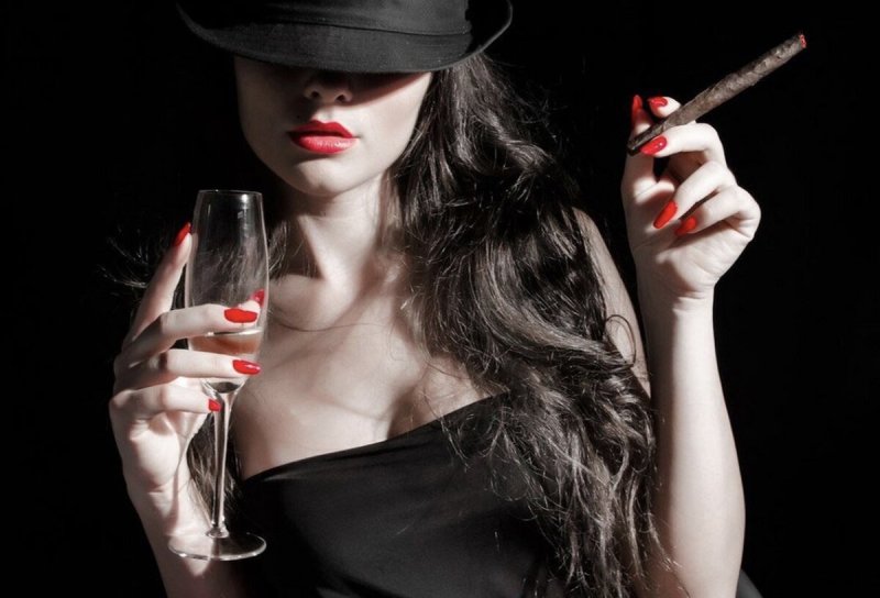 Девушка с сигаретой