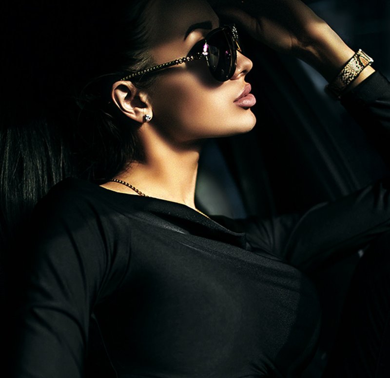 Девушка в темных очках