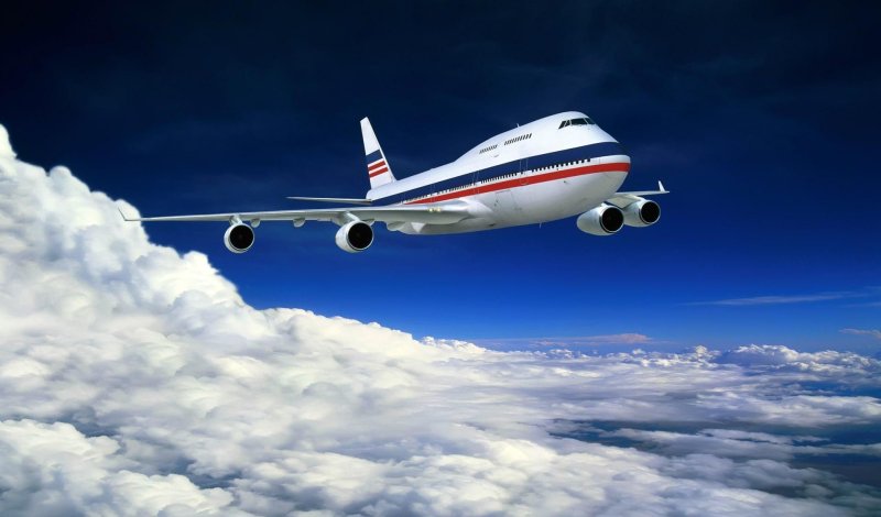 Самолет в небе