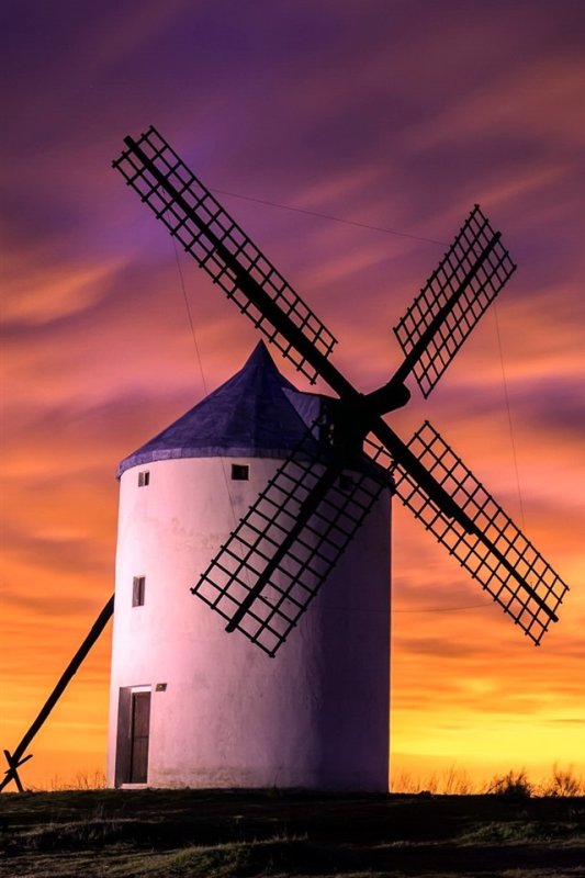 Красивая ветряная мельница