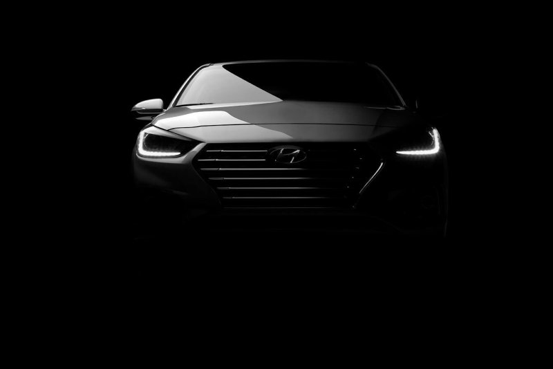 Машина на черном фоне