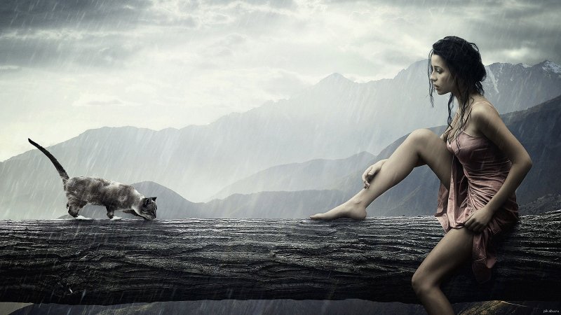 Девушка под дождем на горе